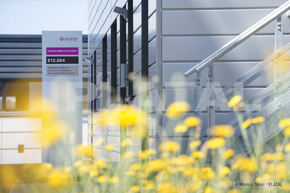 Laborgebäude in Modulbauweise - Eingangsschild